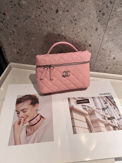 Chanel
BEST QUALITY WITH BOXS 
95 dhs✅
SIZE 20 CM

Zain290
♥️♥️♥️