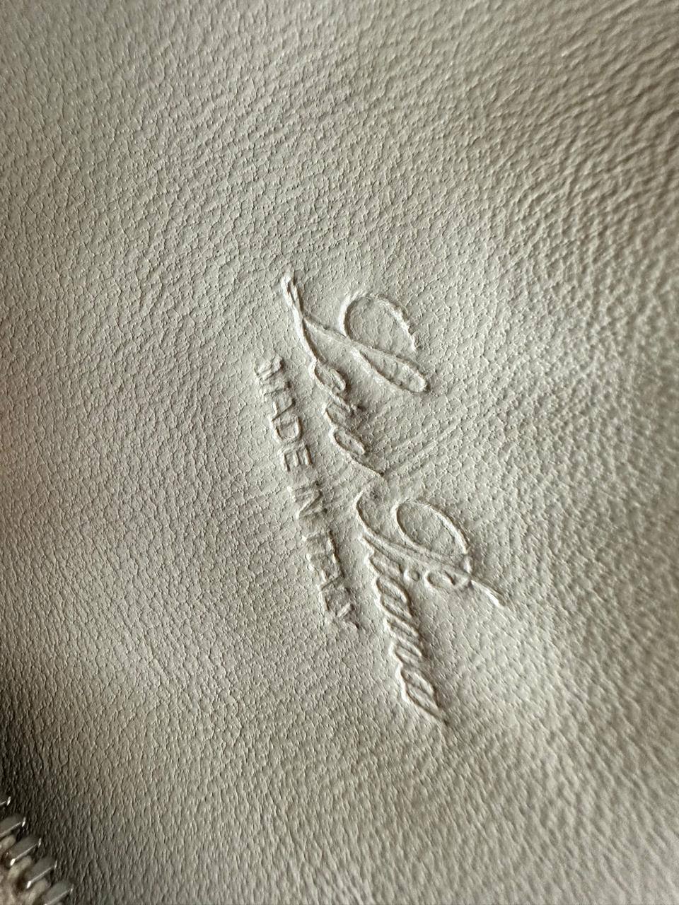 Loro piana

Extra pocket on ostrich leather 

Original quality material💯

For Price 👇 WhatsApp✅
0568585901 
0507557372
0552275751 Owner Zain 👌

Zain71
♥️♥️♥️