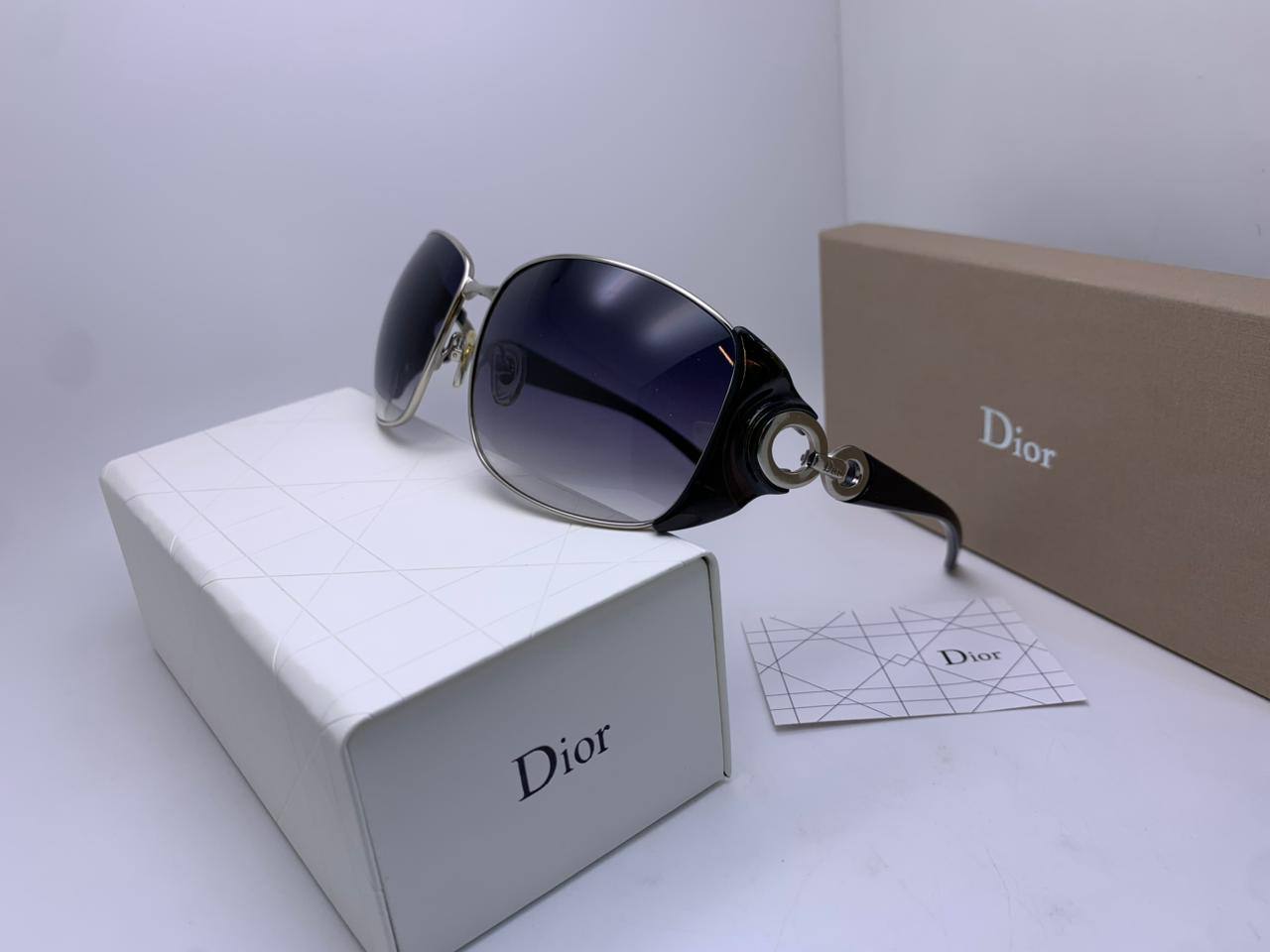 Ladies sunglasses 
70 dhs✅

Zain126
♥️♥️♥️