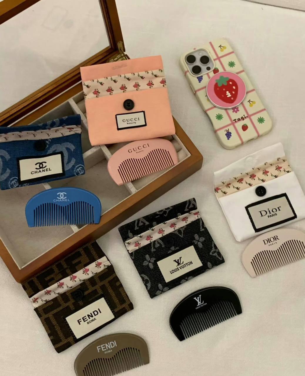 Hair Comb 🪮 *
Master quality 💯
With pouch and paper bag🛍️
35 dhs🪙🌨️

Zain216
♥️♥️♥️