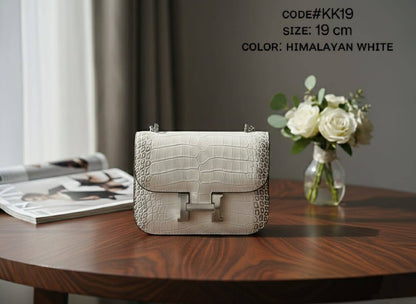 HERMES ᴄᴏɴsᴛᴀɴᴄᴇ
ᴄʀᴏᴄᴏᴅɪʟᴇ ɢʟᴏssʏ ʟᴇᴀᴛʜᴇʀ
sɪʟᴠᴇʀ ʜᴀʀᴅᴡᴀʀᴇ
ᴡɪᴛʜ ʟᴏɴɢ ʙᴇʟᴛ sᴛʀᴀᴘ
sɪᴢᴇ: 19 cm
ᴡɪᴛʜ BOX
🎁🎁🎁

95 dhs💓

Zain31
♥️♥️♥️