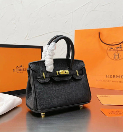 HERMES BIRKIN 
SMALL SIZE 
GOOD QUALITY 
WITH BOX 
🎁🎁🎁

95 dhs✅

Zain295
♥️♥️♥️