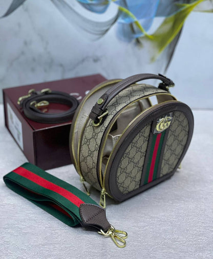 Gucci
High Quality
180 dhs👑

with box 
🎁🎁🎁

Zain175
♥️♥️♥️
