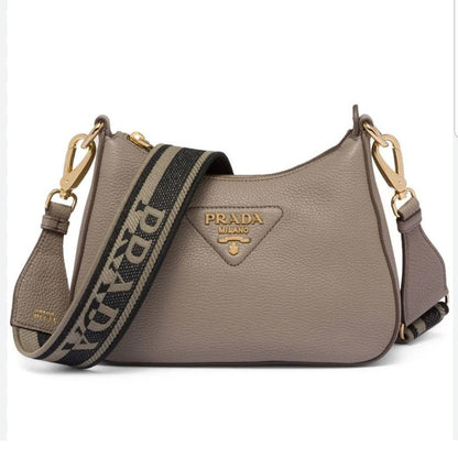 Prada

100 dhs✅

with box
🎁🎁🎁

Zain235
♥️♥️♥️