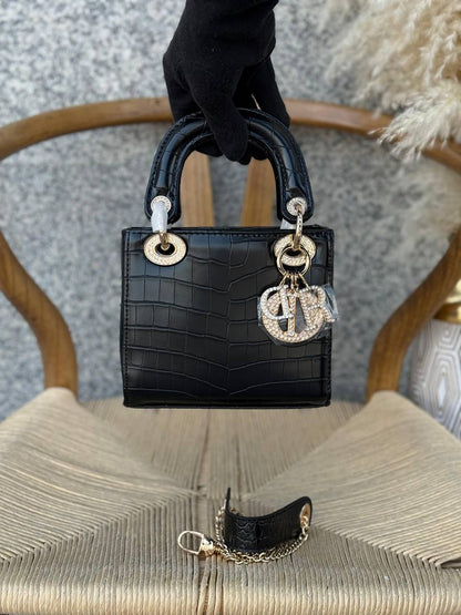 DIOR
17cm
340 dhs✅
Top quality 
With box🎁

Zain167
♥️♥️♥️