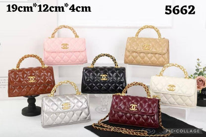 CHANEL 

NEW CAME GOOD QUALITY 

WITH BOX  
🎁🎁🎁

90 dhs🪙🌨️
SIZE: 19cm

Zain39
♥️♥️♥️