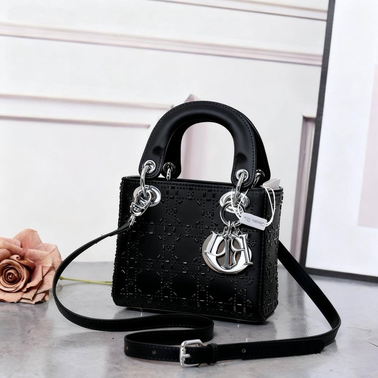 Dior
Best quality

Withbox
🎁🎁🎁

120 dhs🌺
size 18cm

Zain158
♥️♥️♥️