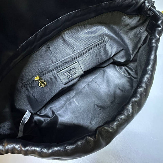 FENDI 
NEW CAME GOOD QUALITY
 
WITH BOX 
🎁🎁🎁

90 dhs🪙🖤
SIZE: 27cm

Zain39
♥️♥️♥️