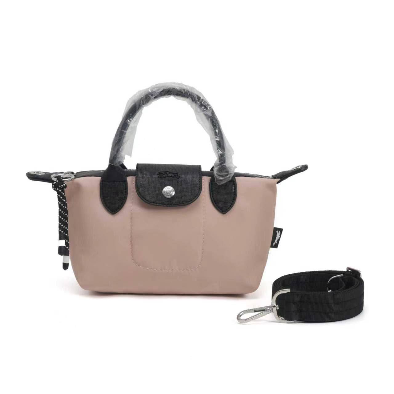 NEW CAME
LONG CHAMP BAG
GOOD QUALITY
50 dhs✅

Zain40
♥️♥️♥️