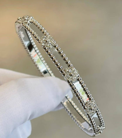 VCA Bangle* 💎
Medium size 
*Master Quality* 💐

75 dhs🗽
normal box 📦

Zain48
♥️♥️♥️