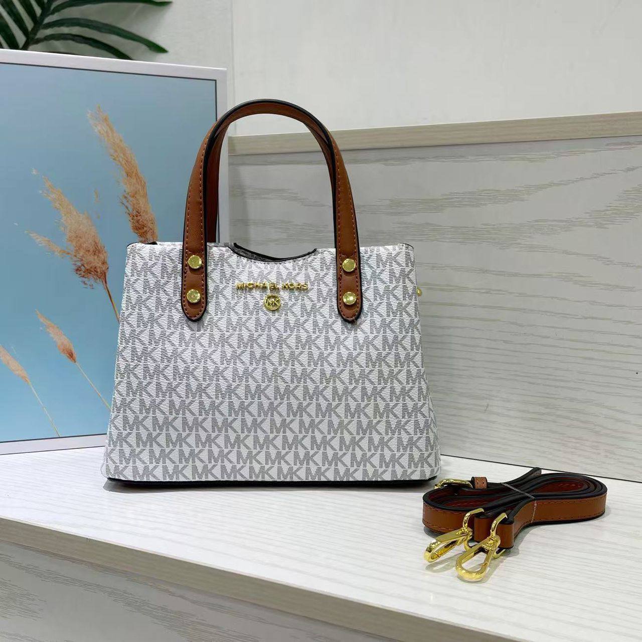 Celine - MK
90 dhs🪙🌨️

With box
🎁🎁🎁

Zain35
♥️♥️♥️