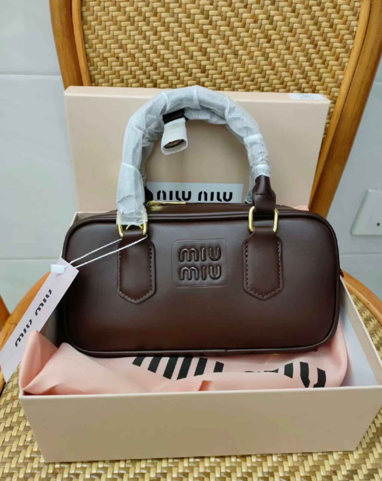 Miu Miu
good quality, comes 

with box,  
🎁🎁🎁

size...23 * 11 cm 
95 dhs❣️

Zain12
♥️♥️♥️