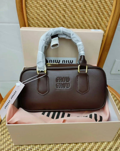 Miu Miu
good quality, comes 

with box,  
🎁🎁🎁

size...23 * 11 cm 
95 dhs❣️

Zain12
♥️♥️♥️