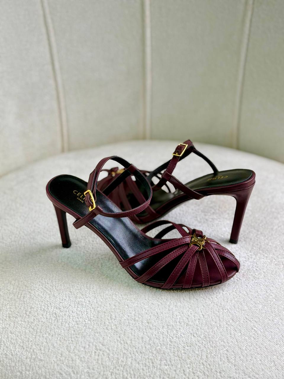 Celine
Super *AAA* *+* Quality 💯 
With original packing🎁🎁
SIZE:36and41
Available now
450 dhs🇦🇪🇦🇪

Zain309
♥️♥️♥️