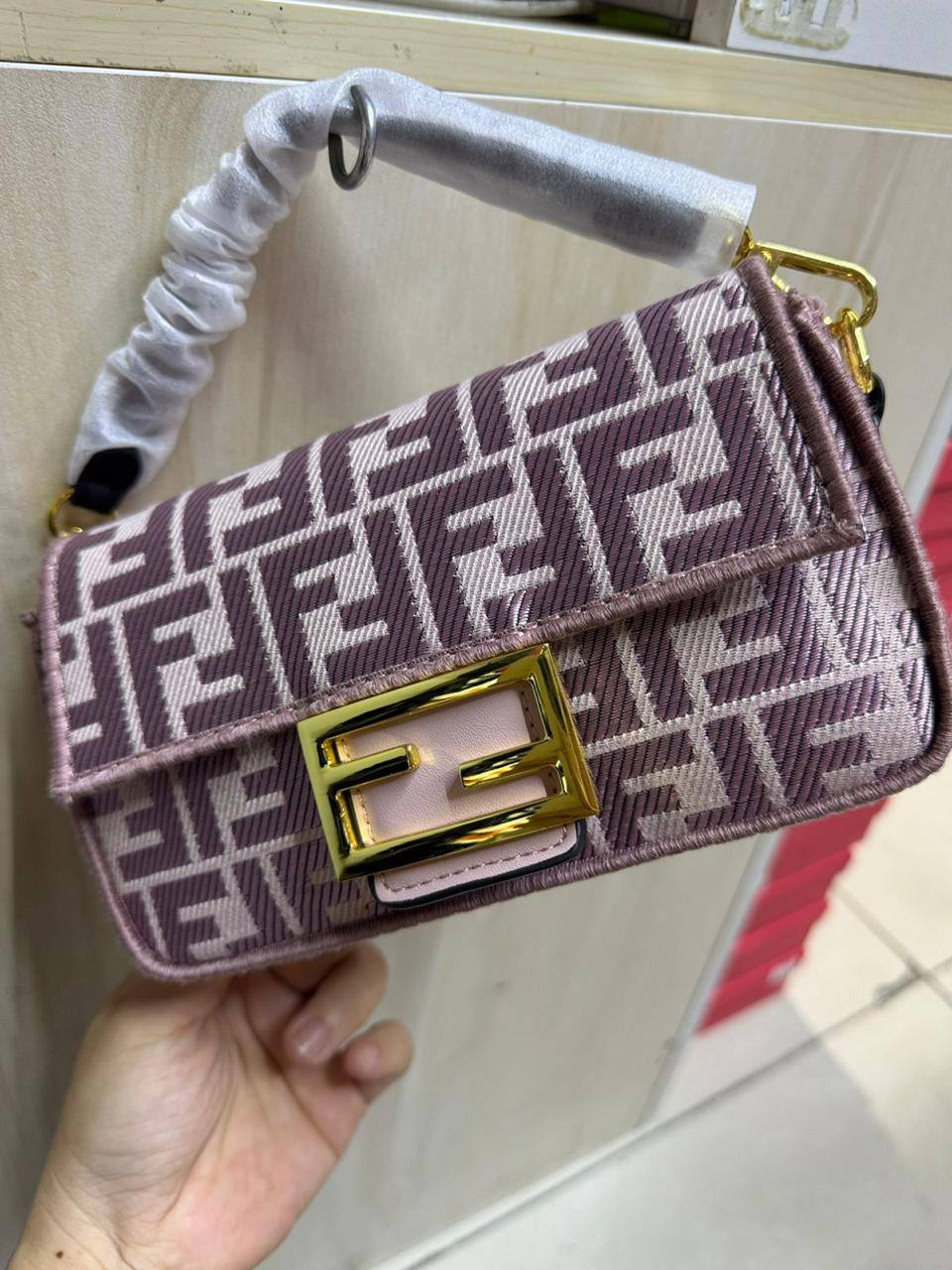 Fendi Small baguette
Size : 20 * 10 cm
85 dhs🪙💕
with box🎁

Zain115
♥️♥️♥️