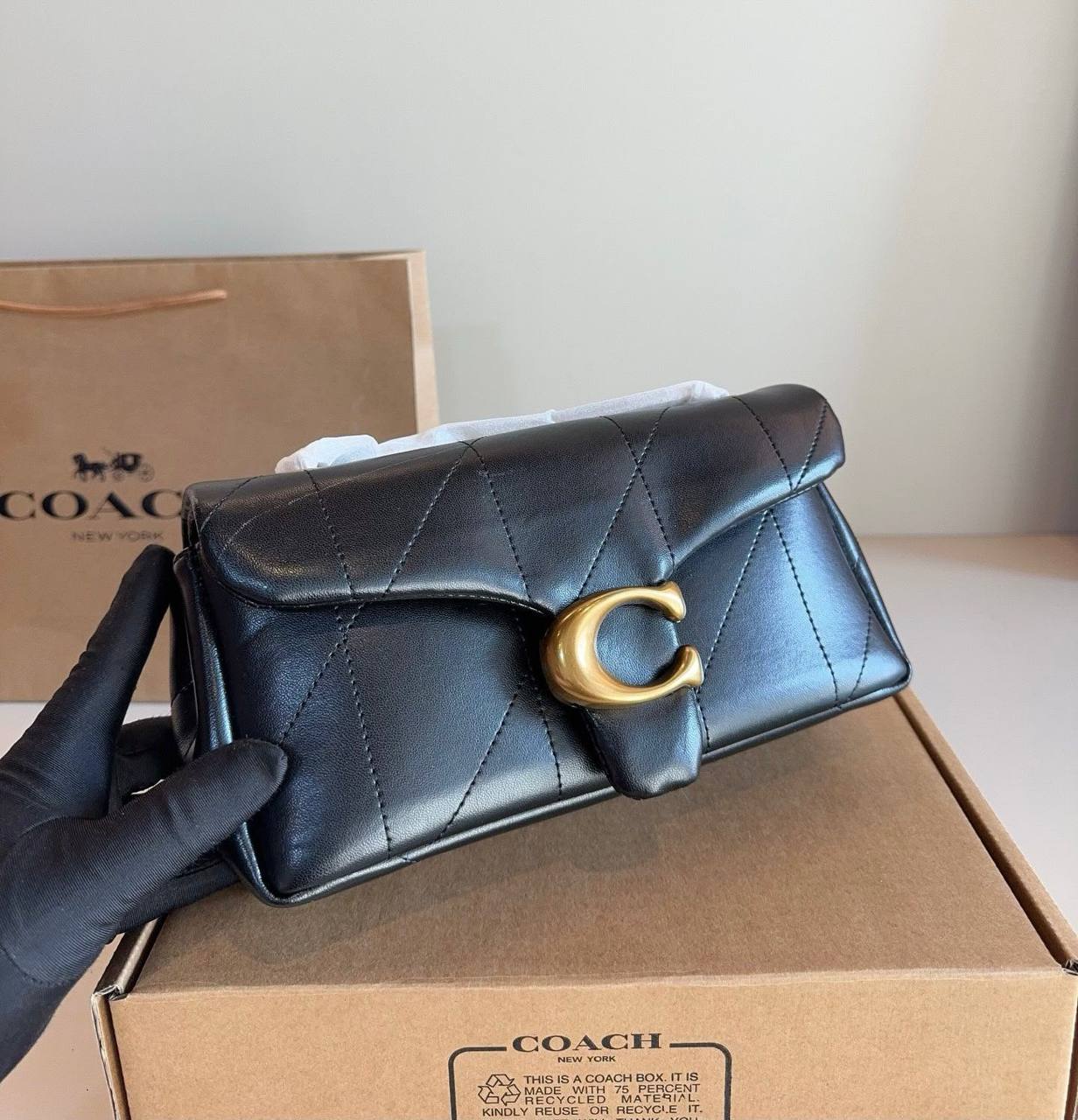 COACH 
HIGH QUALITY 
WITH BOX 
120 dhs💓
Size:26cm

Zain295
♥️♥️♥️