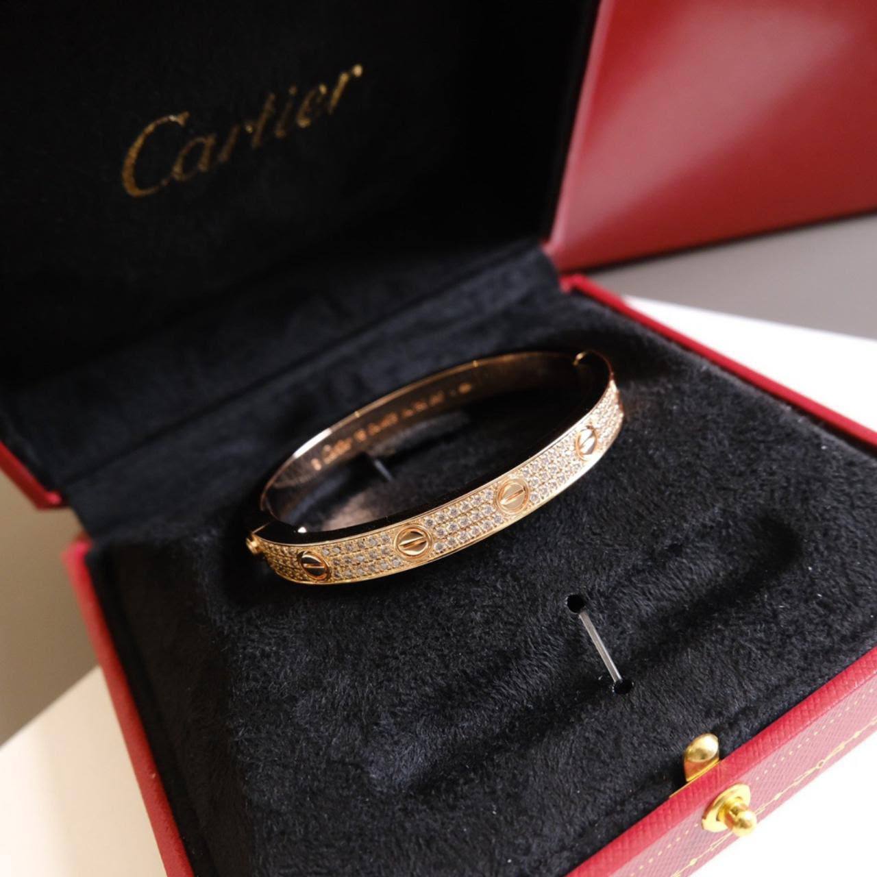 Cartier ❤️‍🔥*
Bangle ✨
Medium size 
Master quality 💯
With normal boxes 🗃️ 
100 dhs✅
With master box 📦 
140 dhs✅

Zain216
♥️♥️♥️