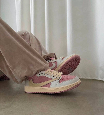 Travis Scott x Air Jordan 1 Low OG "Shy Pink" ，
Size 36-45 ，
240 dhs💛

Zain18
♥️♥️♥️