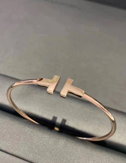 Tiffany ❤️‍🔥*
Bangle 💥
Master quality 💯
With normal boxes 📦 
45 dhs💓
With master box 🗃️ 
75 dhs💓

Zain216
♥️♥️♥️