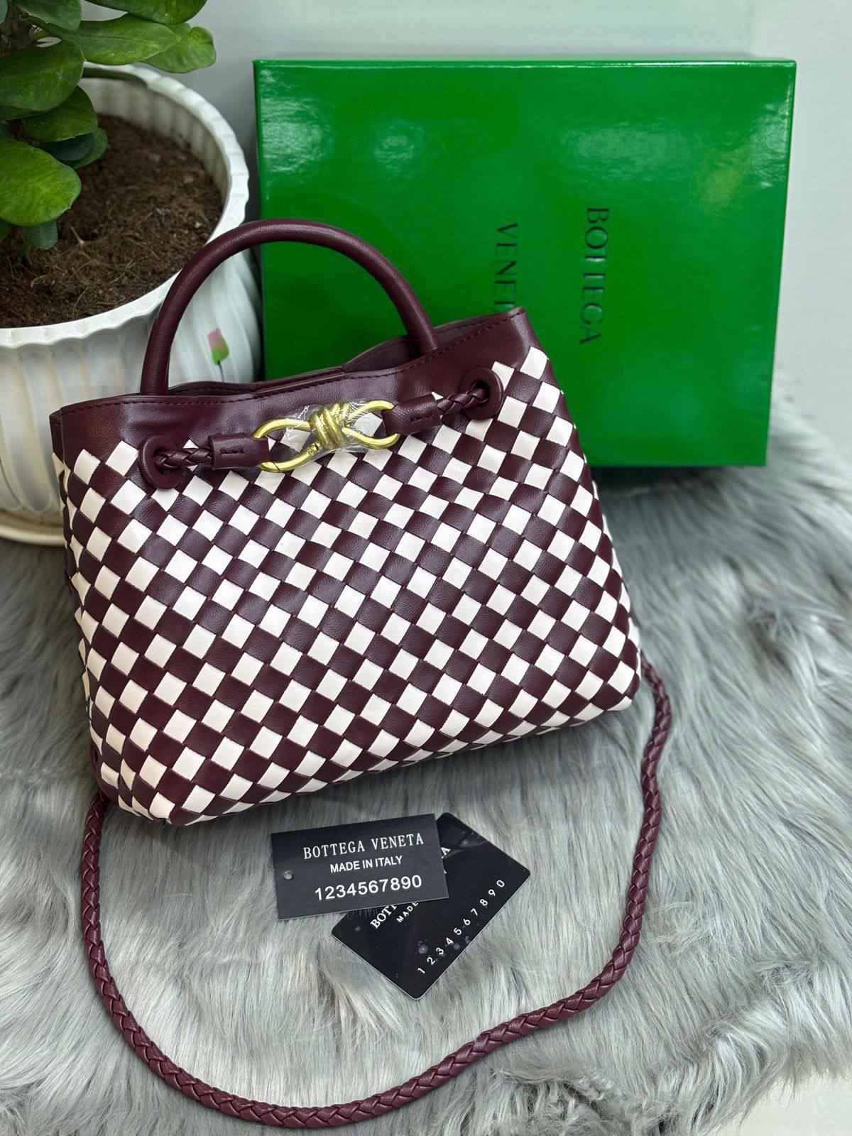 BOTTEGA
SIZE  ……… 25CM 🥰
110 dhs🇦🇪
with BOX🌷

Zain243
💓💓💓