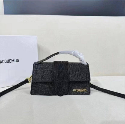 Jacquemus 
20Cm 
100 dhs🪙💕

With Box
🎁🎁🎁

Zain50
♥️♥️♥️