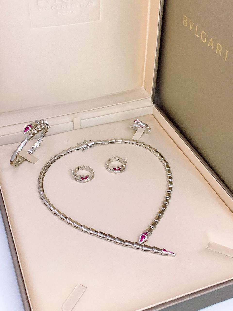 Bvlgari Set
280 dhs🪙💚
Necklace 
Bangle 
Earring 
Ring
Bvlgari Master

Zain89
♥️♥️♥️