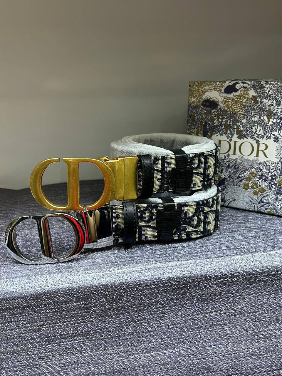 Leather belt

with box 
🎁🎁🎁

60 dhs✅

Zain190
♥️♥️♥️