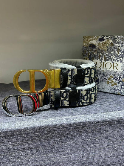 Leather belt

with box 
🎁🎁🎁

60 dhs✅

Zain190
♥️♥️♥️