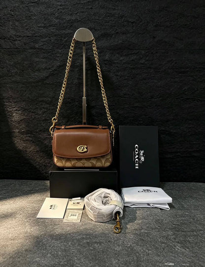 Coach

100 dhs🇦🇪🇦🇪🇦🇪

SIZE：20cm
GOOD-quality 
with box

Zain35
♥️♥️♥️
