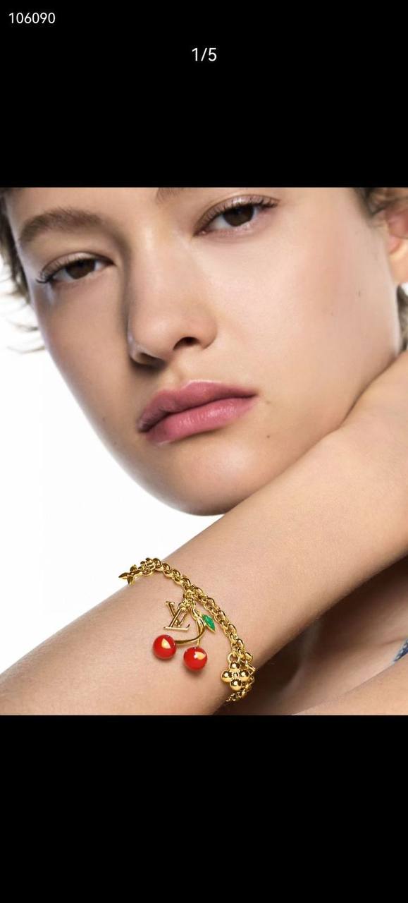 LV
Necklace ,Bracelet & Earing 
*Master*
170 dhs🪙
With Normal box 🎁

Zain263
♥️♥️♥️