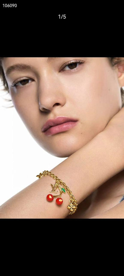 LV
Necklace ,Bracelet & Earing 
*Master*
170 dhs🪙
With Normal box 🎁

Zain263
♥️♥️♥️