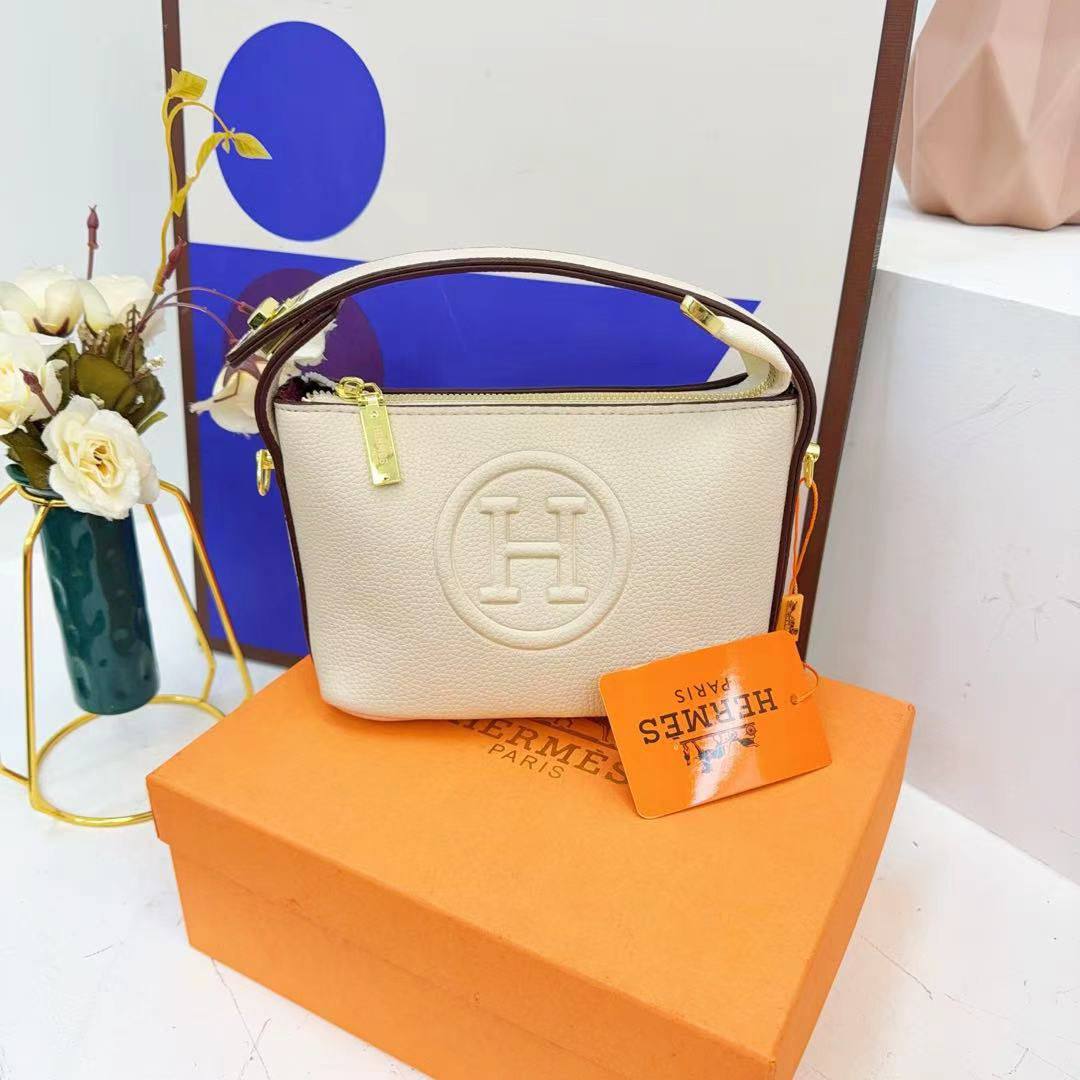 HERMES
 ʟᴜɴᴄʜ ʙᴏx ʙᴀɢ
ᴡɪᴛʜ ʙᴏx
ᴡɪᴛʜ ᴀᴅᴊᴜsᴛᴀʙʟᴇ sᴛʀᴀᴘ
sɪᴢᴇ : 17.5 cm

70 dhs✅

Zain31
♥️♥️♥️