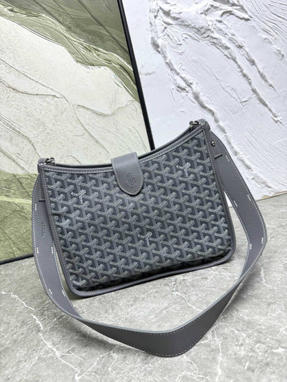 Goyard 🙋🏻‍♀️💕
Master🌺🌺
27cm🫶🏼🫶🏼  
260 dhs💓

Zain297
♥️♥️♥️