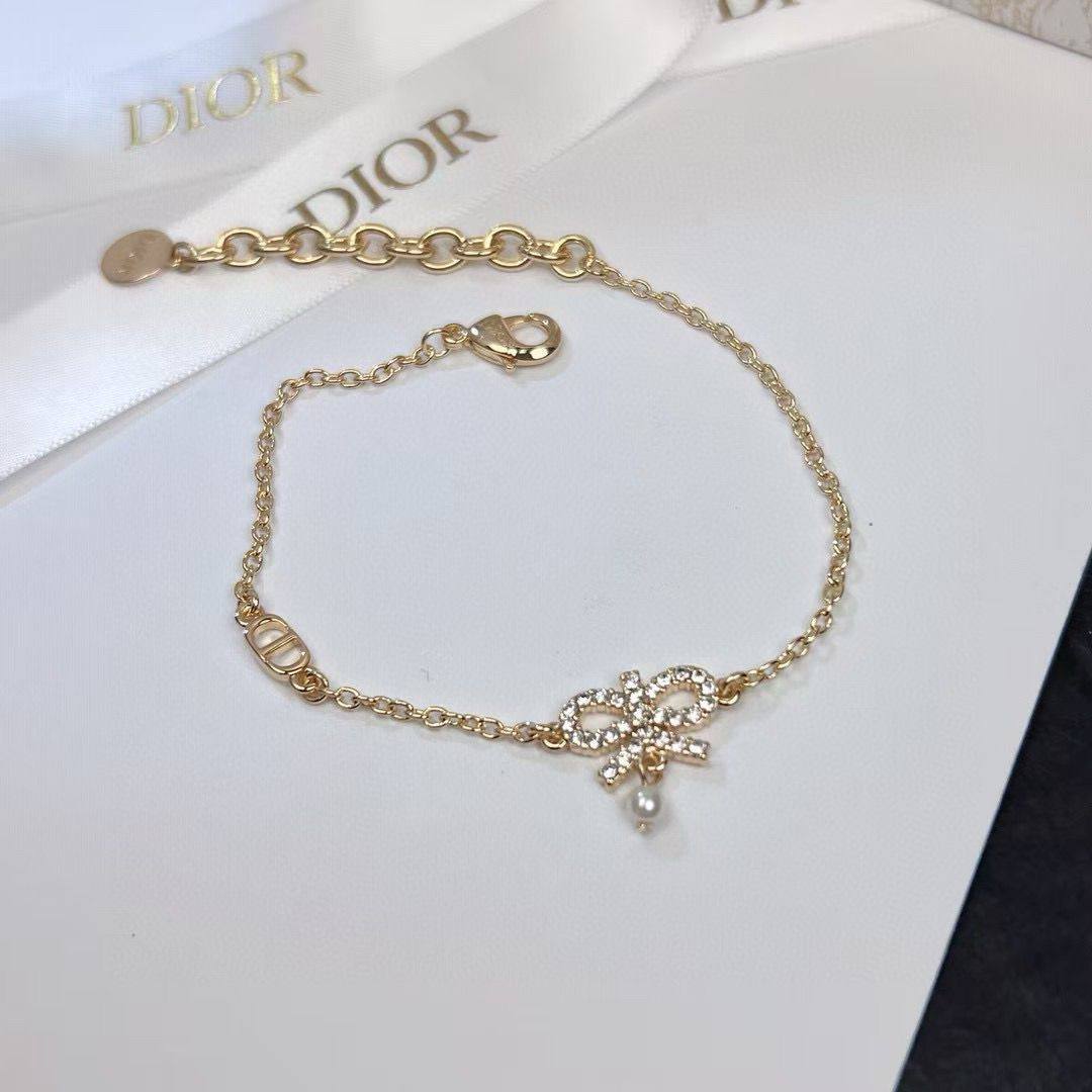 Dior ❤️‍🔥*
Bracelet 🐦‍🔥
Master quality 💯
With normal boxes 📦 
50 dhs🌺
With master box 🗃️ 
60 dhs🌺

Zain216
♥️♥️♥️