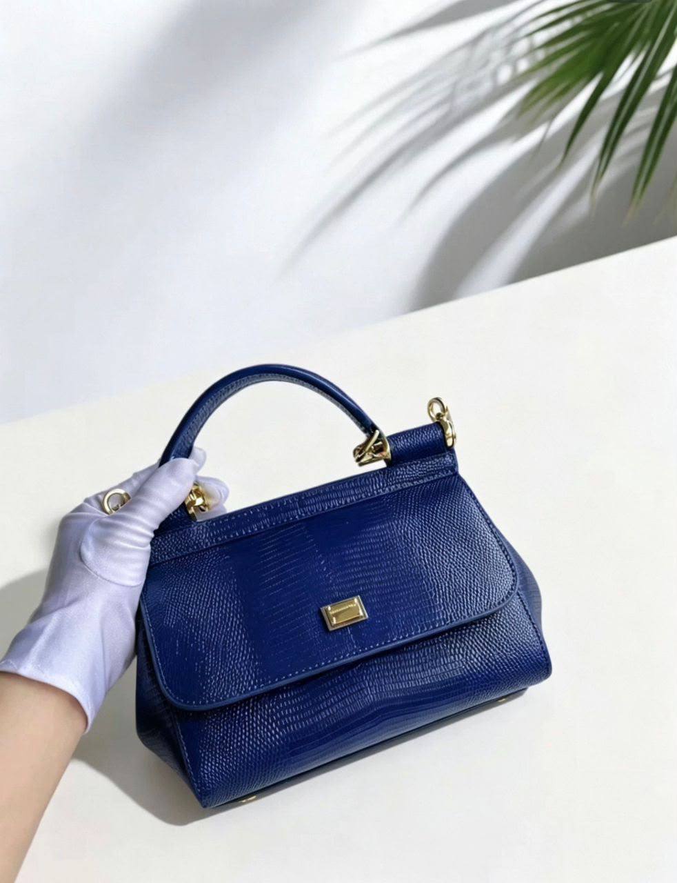 D&G
110 dhs💛
size：20cm
High-quality with box

Zain35
♥️♥️♥️