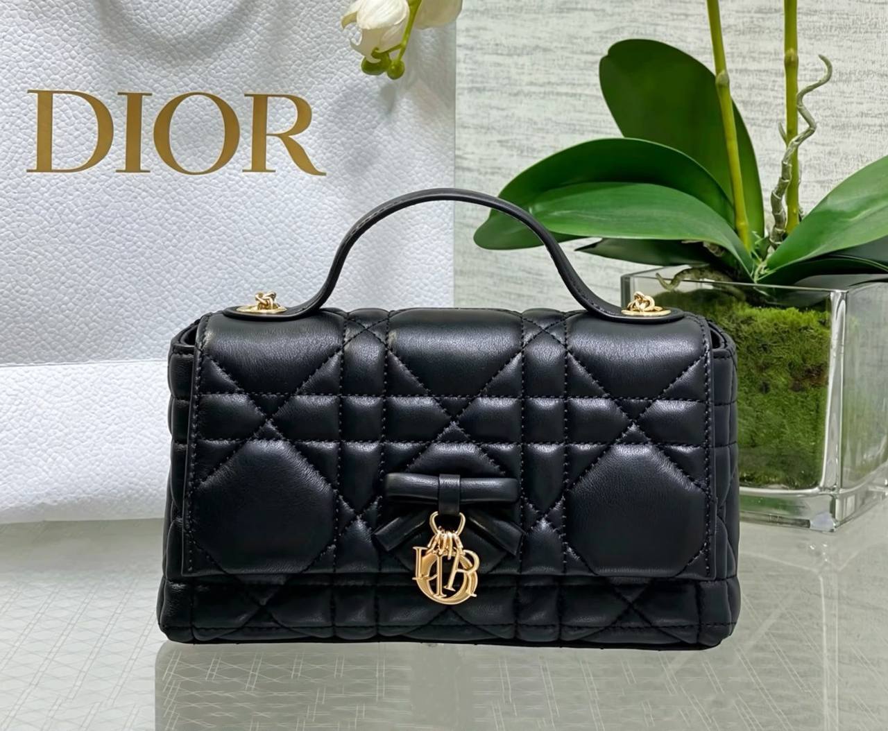 DIOR NEW CAME HIGH QUALITY WITH BOX  
120 dhs🇦🇪🇦🇪

Zain295
♥️♥️♥️