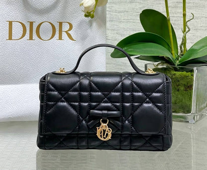 DIOR NEW CAME HIGH QUALITY WITH BOX  
120 dhs🇦🇪🇦🇪

Zain295
♥️♥️♥️