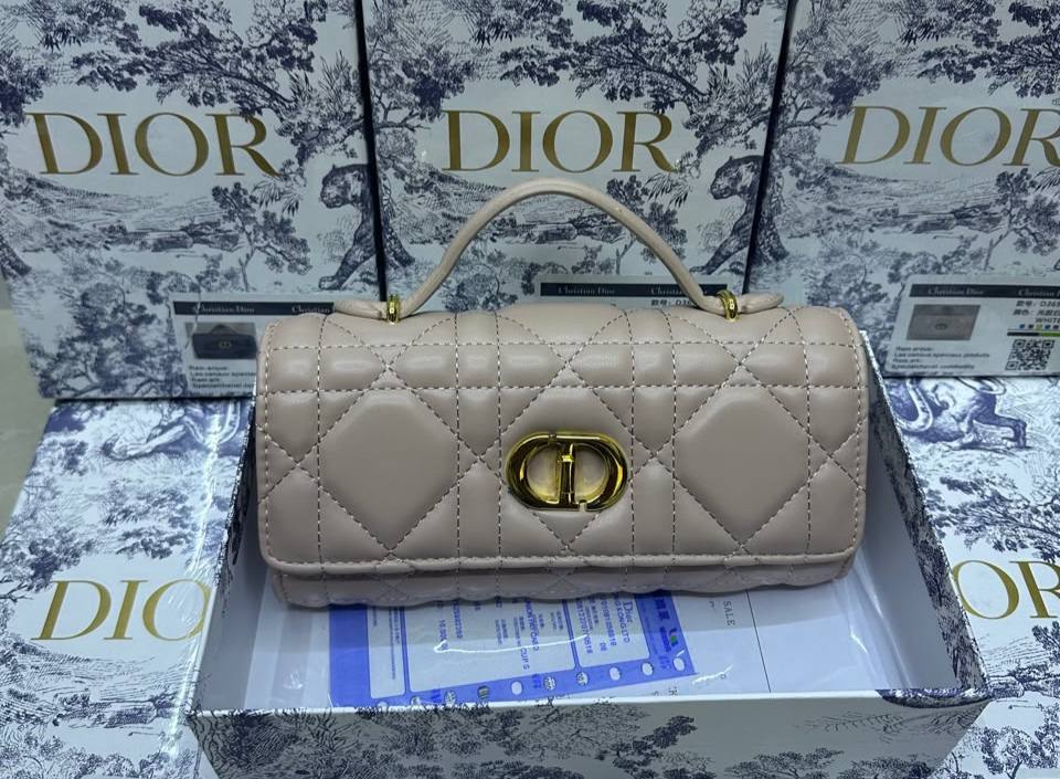 Dior 

100 dhs with box

Zain143
♥️♥️♥️