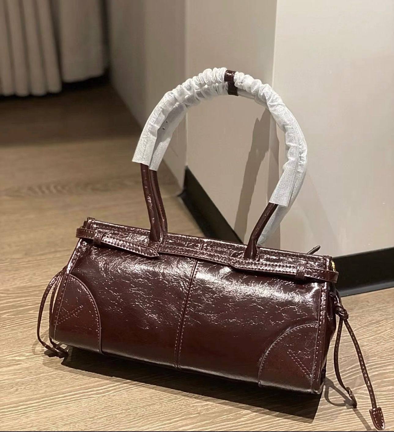 PRADA 
NEW CAME HIGH QUALITY 
125 dhs❣️

Zain39
♥️♥️♥️