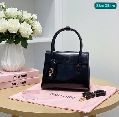 Miu Miu
Good quality 
110 dhs🪙🌨️

Zain186
♥️♥️♥️