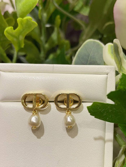 Dior ❤️‍🔥*
Necklace 🦋
Earring ✨
Master quality 💯
With normal boxes 🗃️ 
75 dhs🇦🇪
With master box 📦 
90 dhs🇦🇪

Zain216
♥️♥️♥️