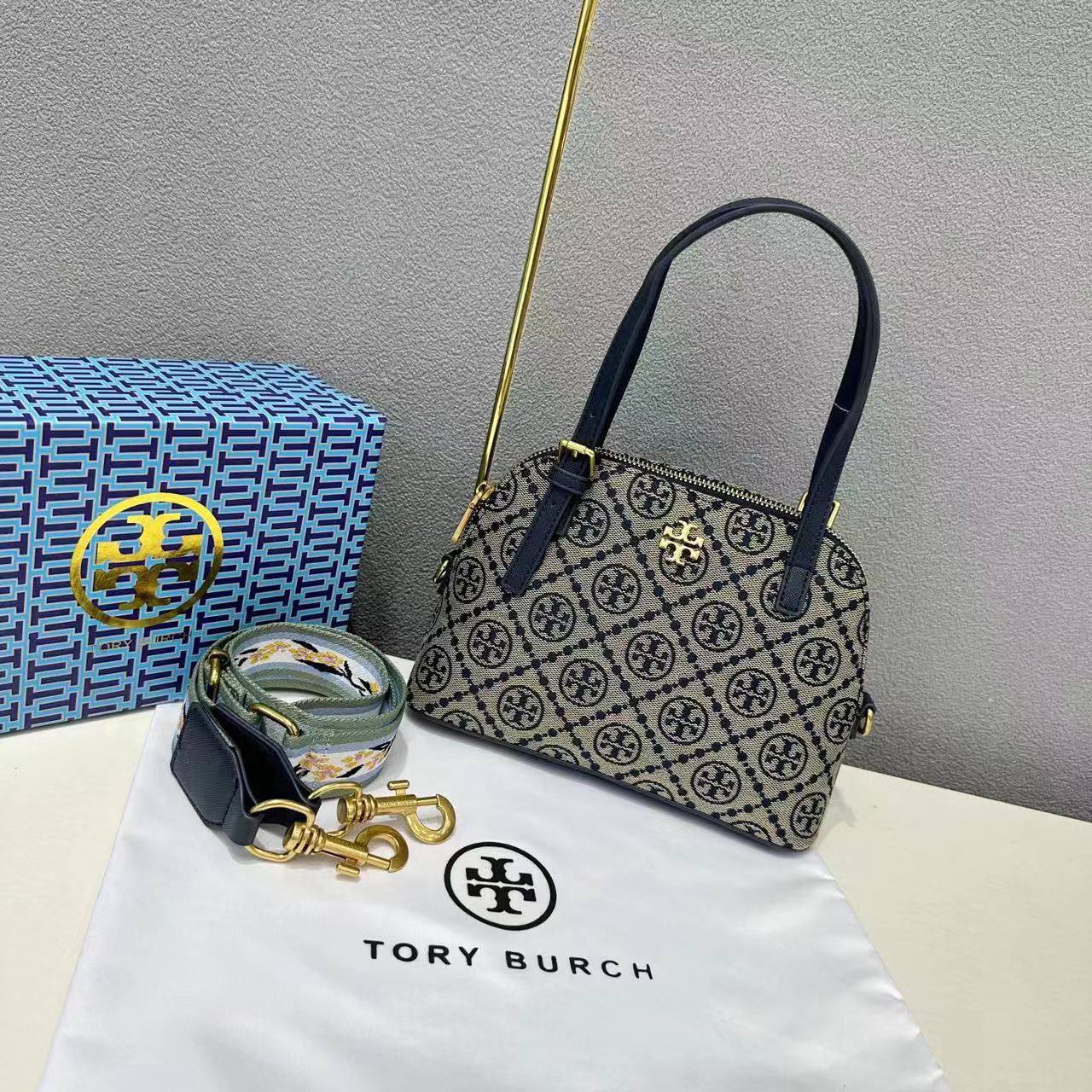 TORY BURCH

 NEW CAME GOOD QUALITY 

WITH BOX 
🎁🎁🎁

90 dhs✅

Zain39
♥️♥️♥️