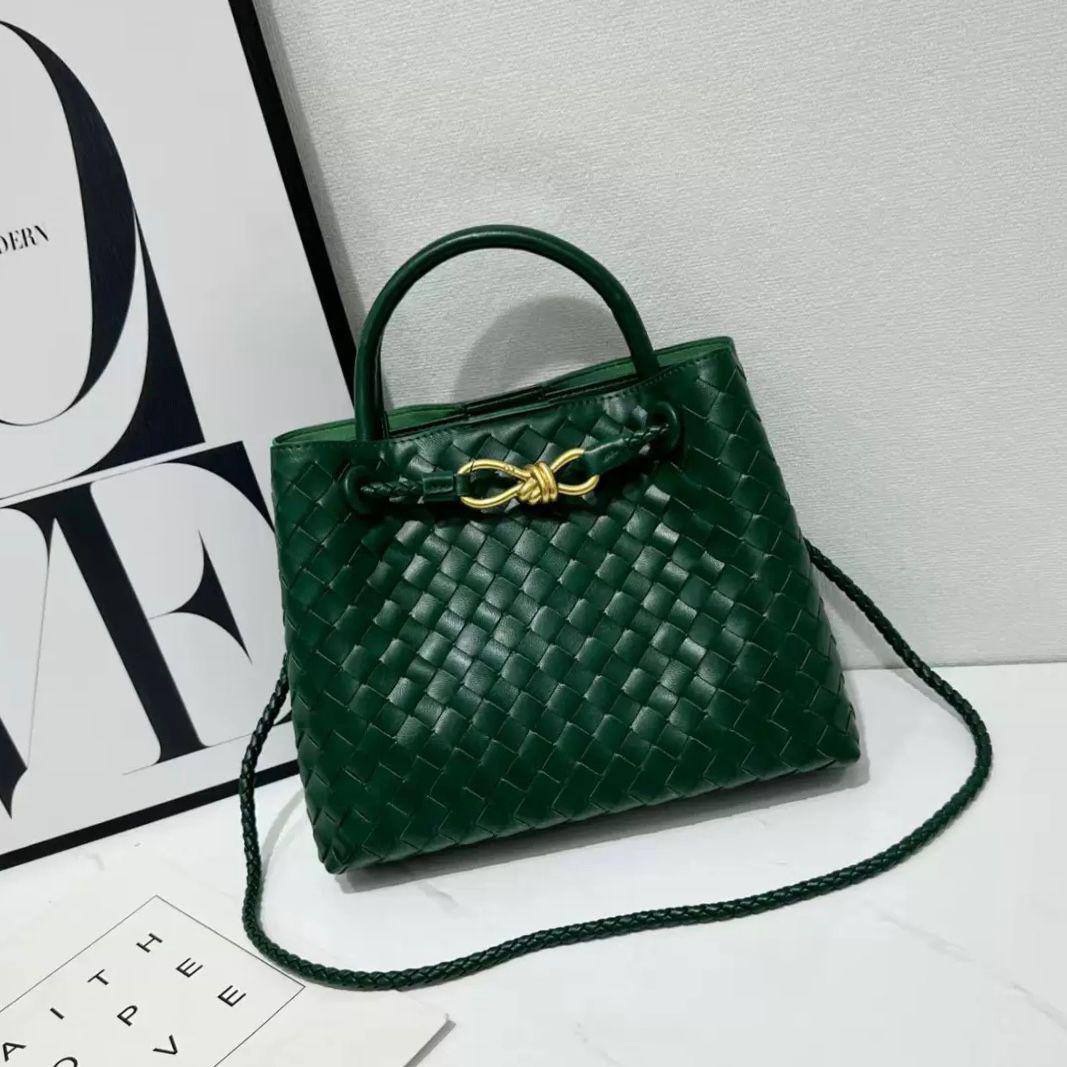 BOTTEGA 
NEW CAME GOOD QUALITY 
WITH BOX 
🎁🎁🎁

115 dhs💓
Size: 25cm

Zain39
♥️♥️♥️