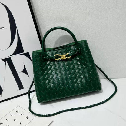 BOTTEGA 
NEW CAME GOOD QUALITY 
WITH BOX 
🎁🎁🎁

115 dhs💓
Size: 25cm

Zain39
♥️♥️♥️