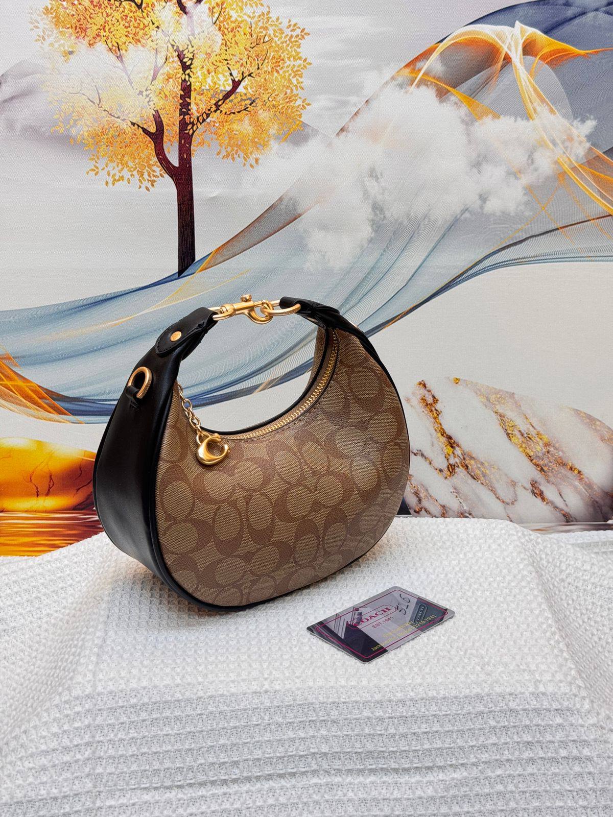COACH

Best quality

 with box

125 dhs🇦🇪🇦🇪

size20CM

Zain290
♥️♥️♥️