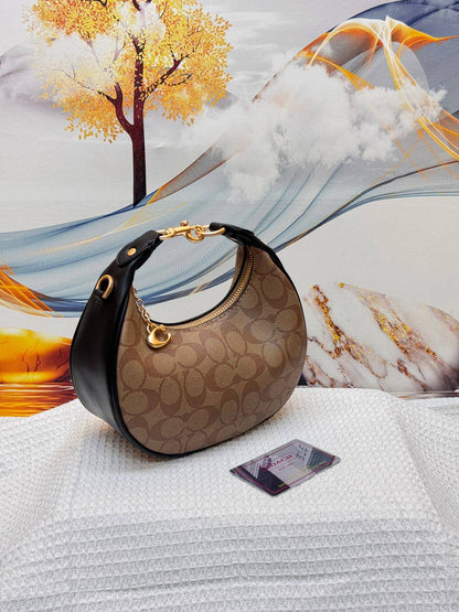 COACH

Best quality

 with box

125 dhs🇦🇪🇦🇪

size20CM

Zain290
♥️♥️♥️