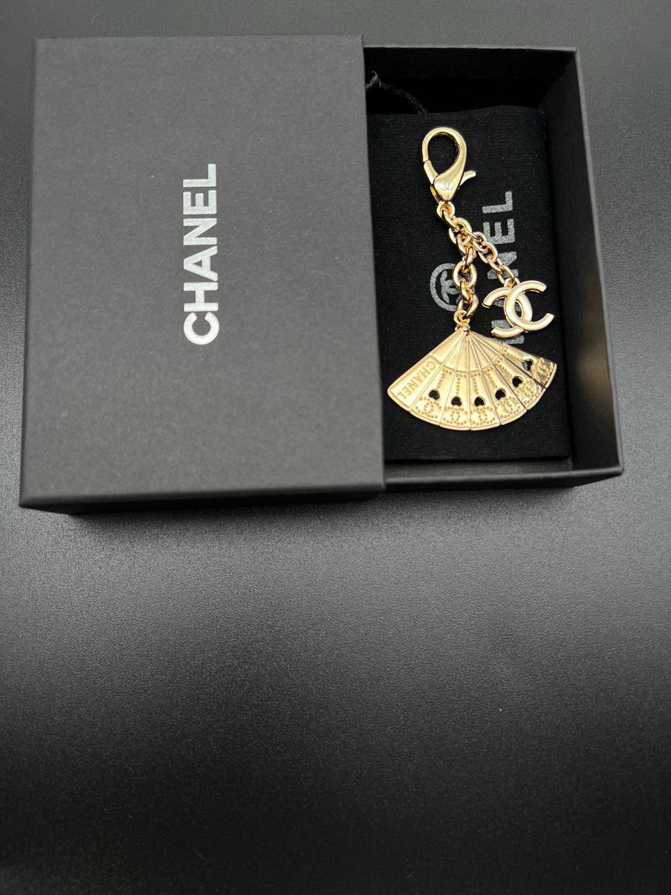 KEYCHAINS
CHANEL & LV 
60 dhs🪙🖤
With MASTER BOX 📦

Zain263
♥️♥️♥️