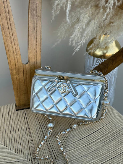 CHANEL
12cm
320 dhs✅
17cm
340 dhs✅
Top quality 
With box🎁

Zain167
♥️♥️♥️