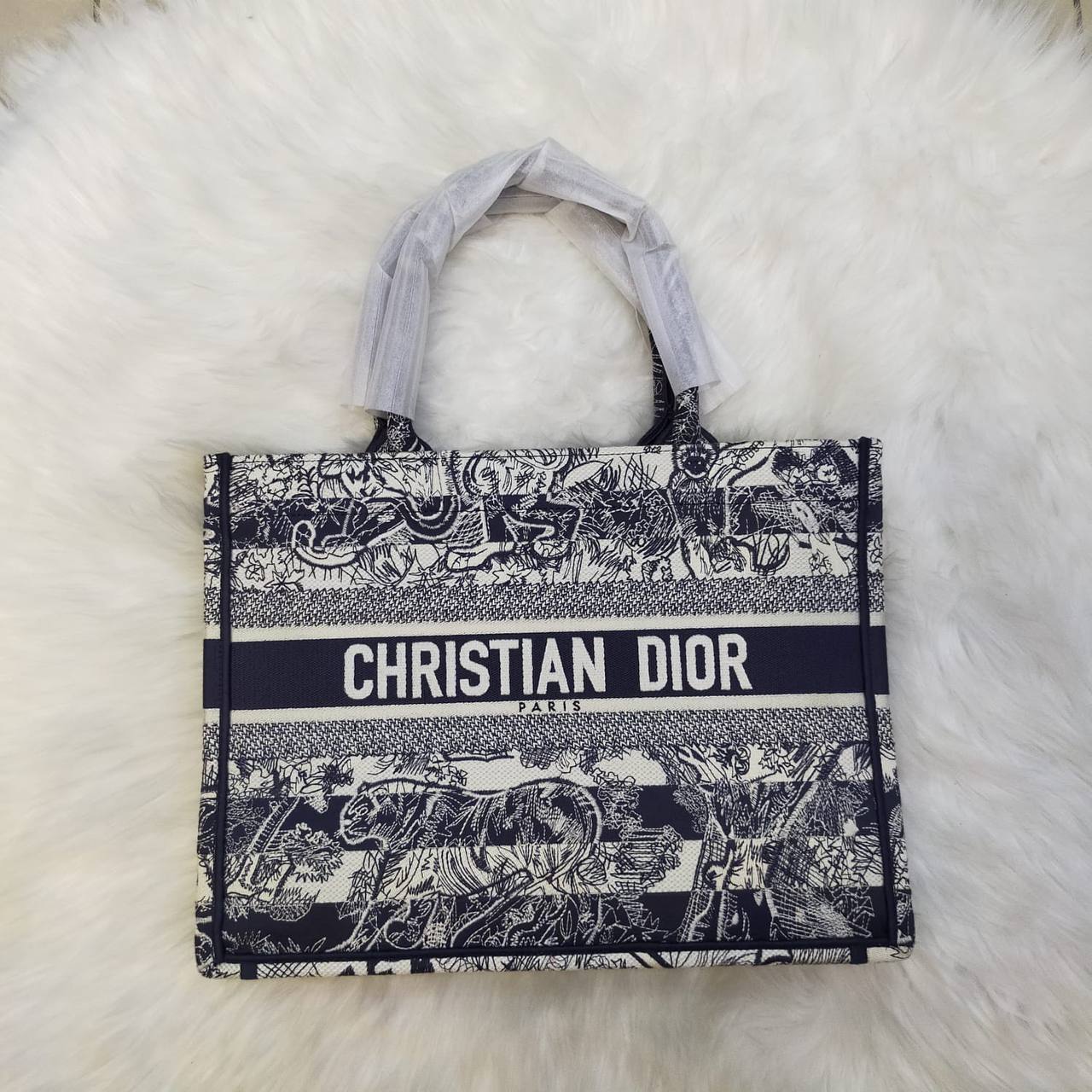 Dior
High quality
135 dhs✅
Size 35cm

Zain235
♥️♥️♥️