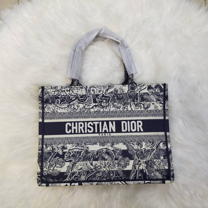 Dior
High quality
135 dhs✅
Size 35cm

Zain235
♥️♥️♥️